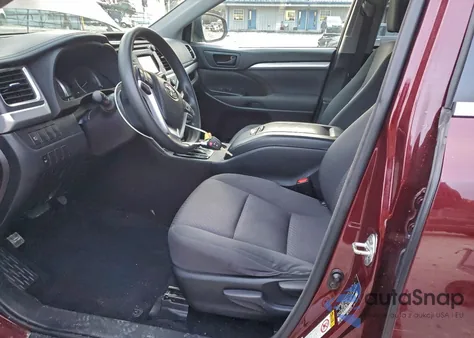 2018 Toyota Highlander Le z USA, uszkodzony, nr VIN 5TDBZRFH3JS806493